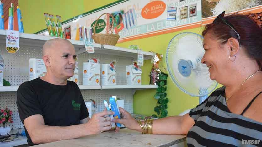 Mujer, hombre, mostrador con productos de CEPIL