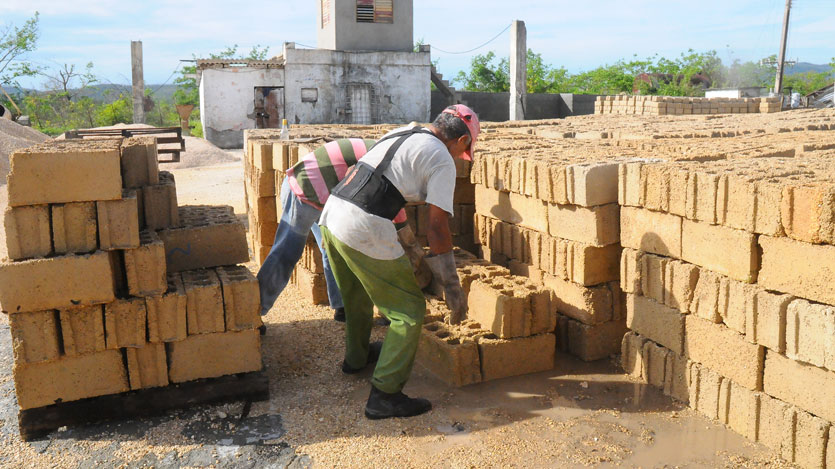 Hombres cargando bloques