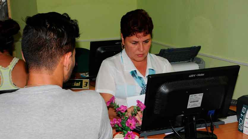 Personas sentadas, crédito banco