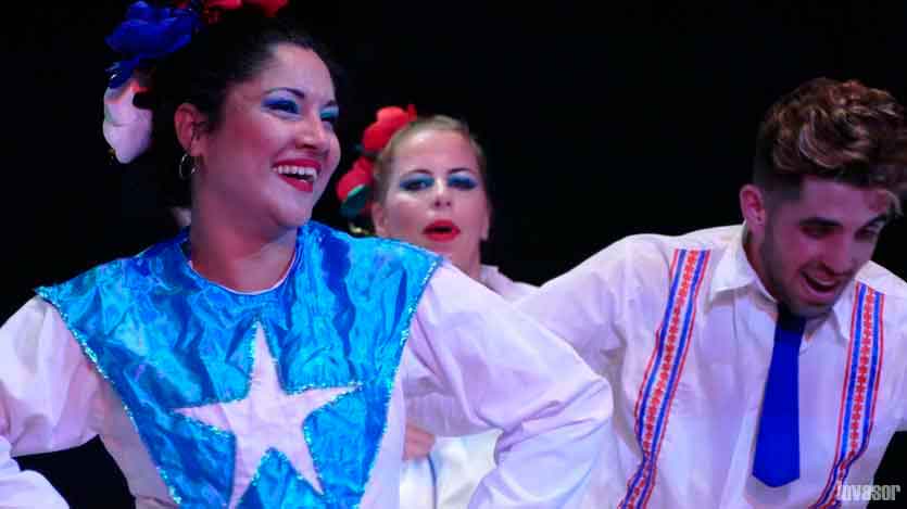 Agrupación danzaria, mujeres y hombres bailarines en escena