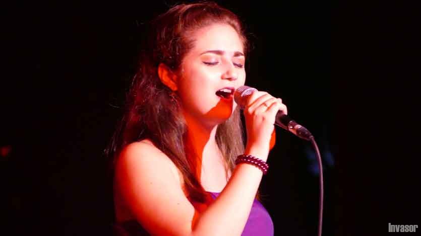 Estudiante cantante, micrófono