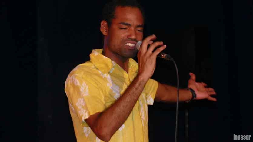 Hombre con camisa amarilla