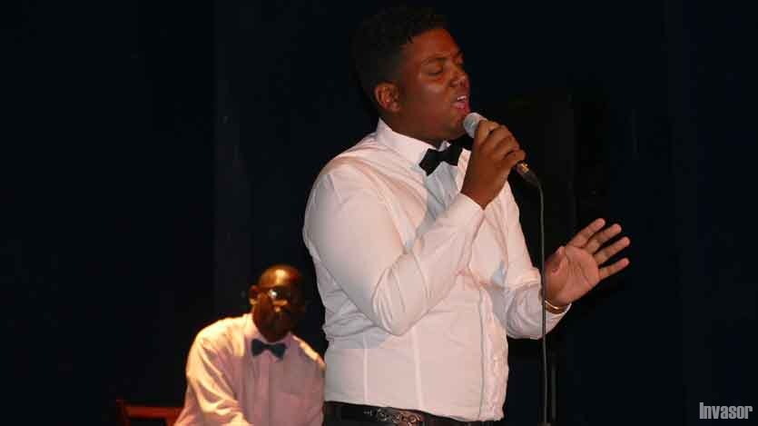 Hombre negro cantando, piano al fondo