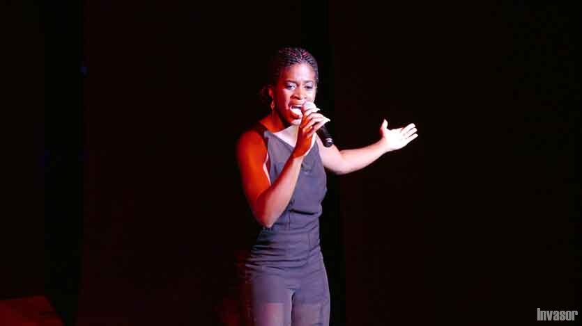 Mujer solista cantando