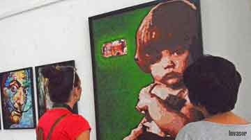 Mujer, joven ante una obra de artes plásticas