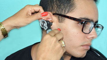 Niño con doctora en el centro auditivo