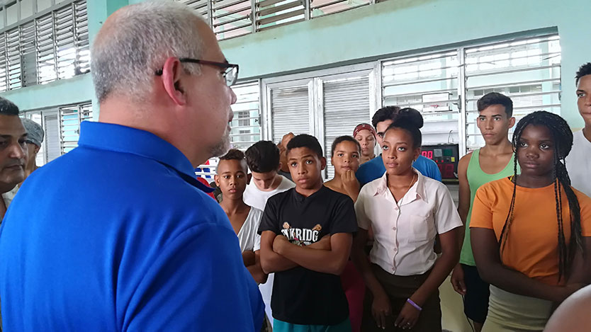 Antonio Becali, con estudiantes de la EIDE