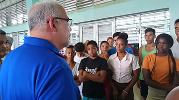 Antonio Becali, con estudiantes de la EIDE