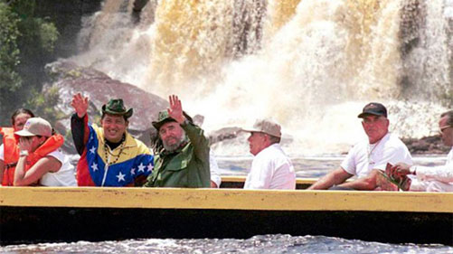 Fidel y Chávez en canoa