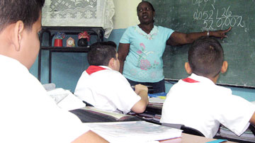 Maestra con alumnos