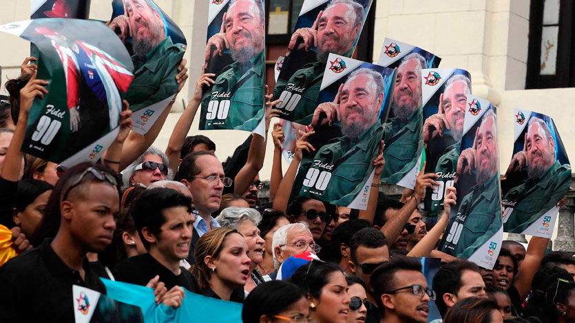 Jóvenes con retrato de Fidel 