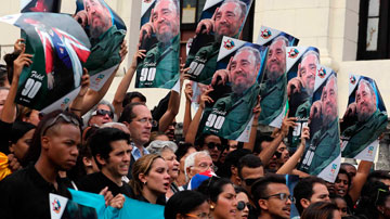 Jóvenes con retrato de Fidel 
