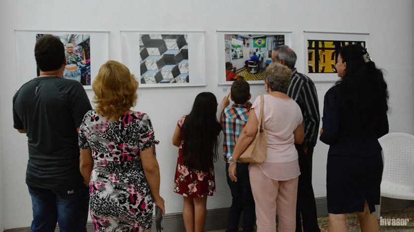 Personas mirando exposición de arte