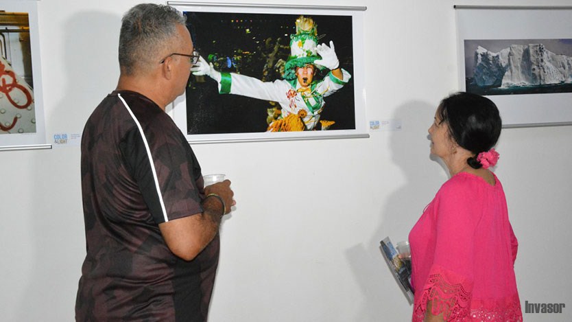 Personas mirando exposición de arte