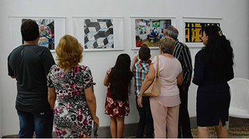 Personas mirando exposición de arte