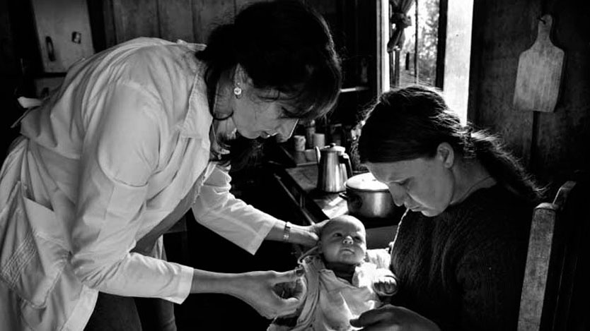 Médico atiende a niño con su madre