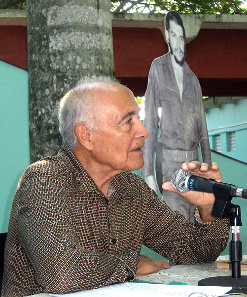 Efrén León