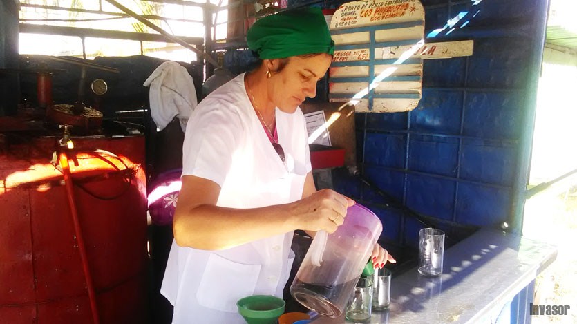 Mujer vendiendo refresco