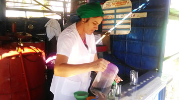 Mujer vendiendo refresco