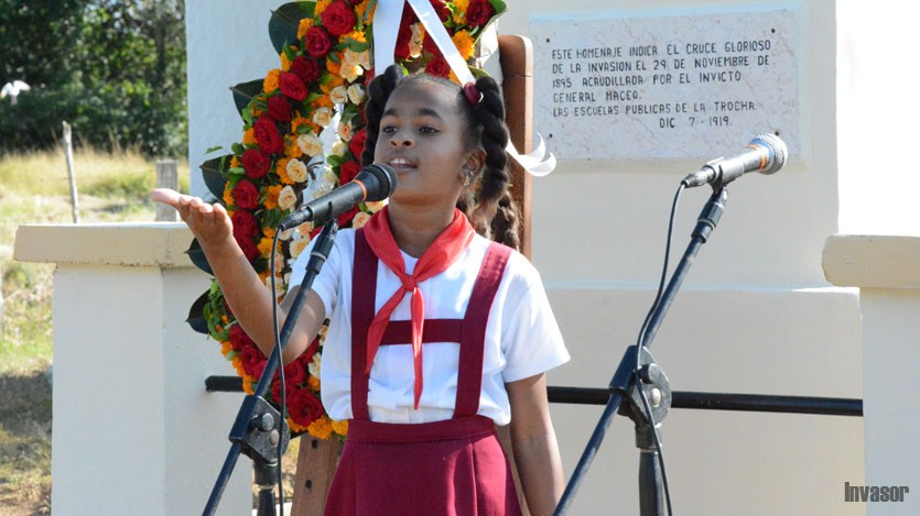 Niña declamando