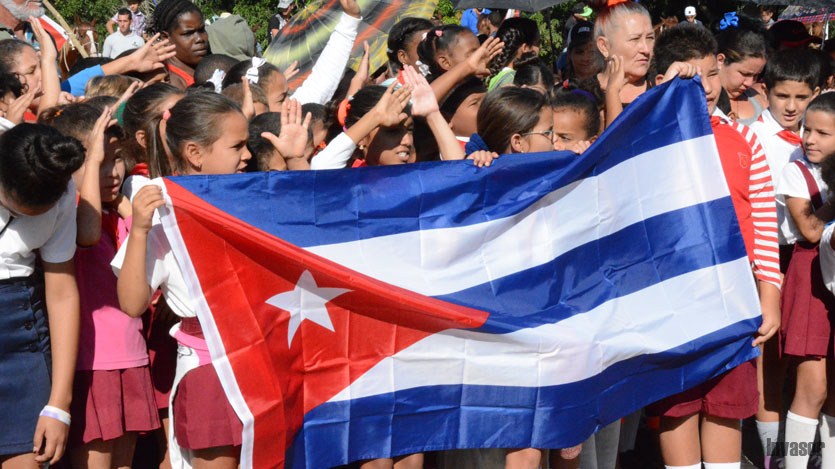 Niños con la bandera cubana