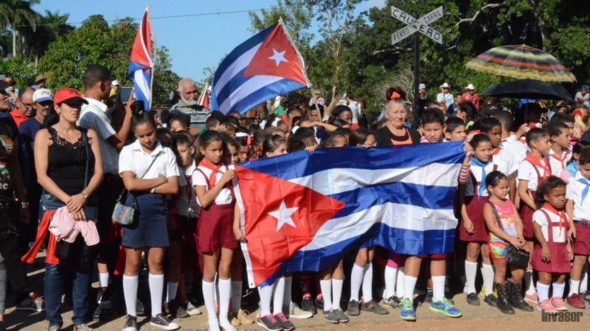 Pioneros y banderas cubanas 