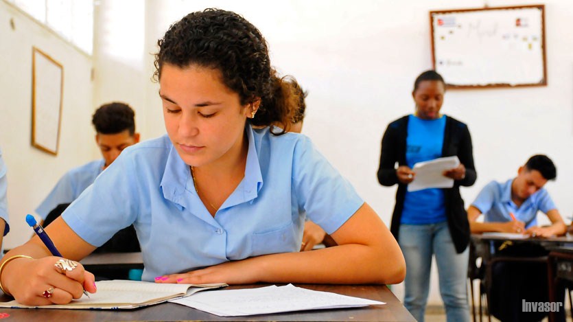 Estudiantes y profesora
