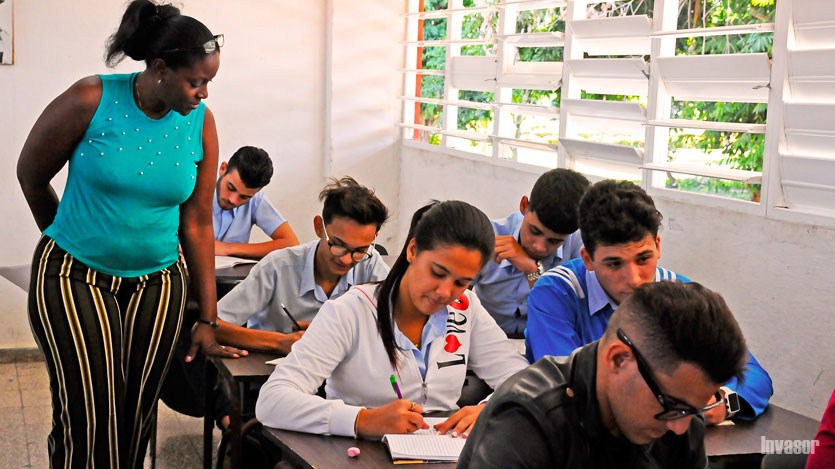 Estudiantes y profesora