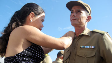 Mujer condecora a militar