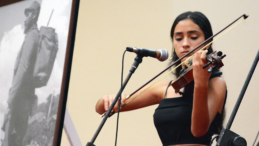 Joven tocando violín