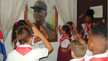 Pioneros saludan a Juan Almeida