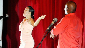 Pareja declamando