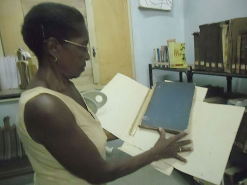 Mujer en archivo