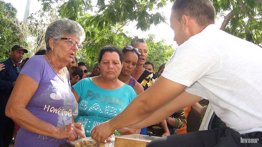 Mujeres compran galleticas