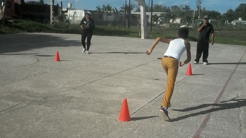 Niño juega en área deportiva