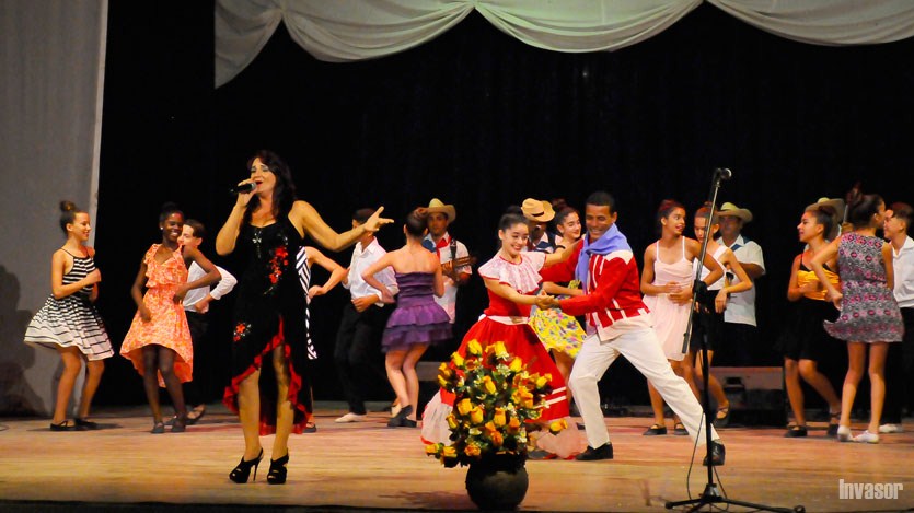 Cantante y grupo danzario