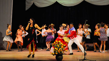 Cantante y grupo danzario