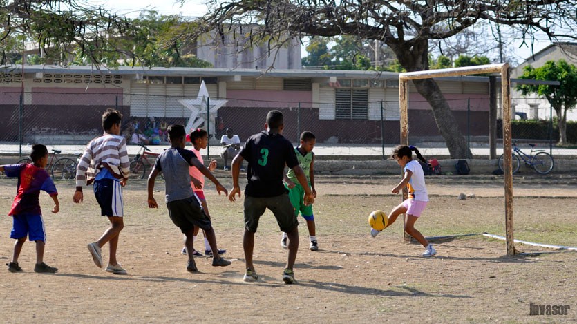 Niños juegan fútbol