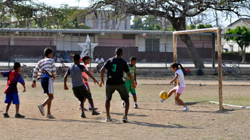 Niños juegan fútbol