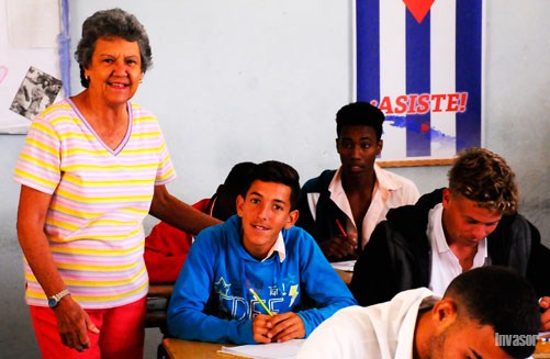 Profesora con sus alumnos