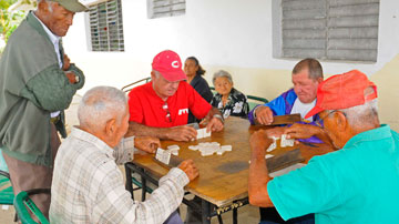 Abuelos juegan dominó