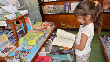 Niña leyendo libro