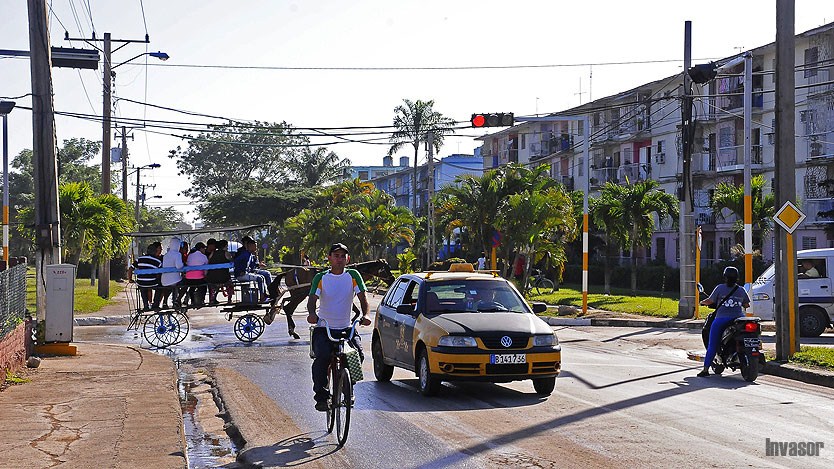 Personas en bicicletas y vehiculos