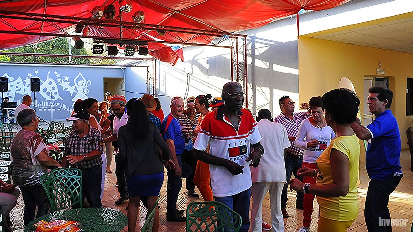 Personas bailan