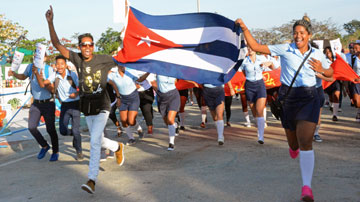 Estudiantes con la bandera cubana