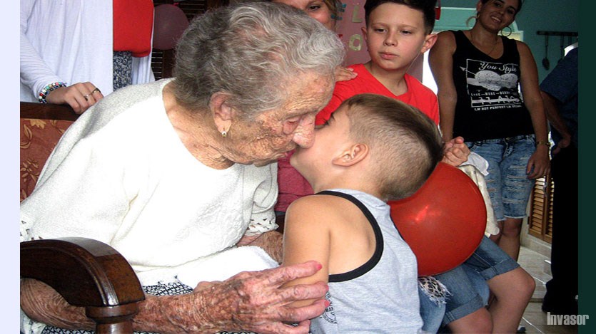 Niño besando a la abuela