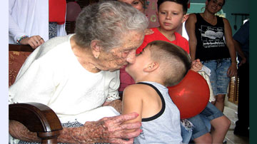 Niño besando a la abuela
