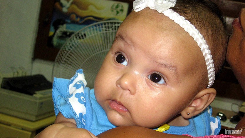Niña con su mamá