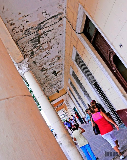 Personas caminan
