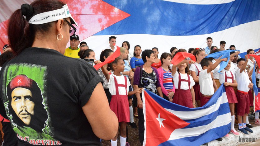 Estudiantes con banderas
